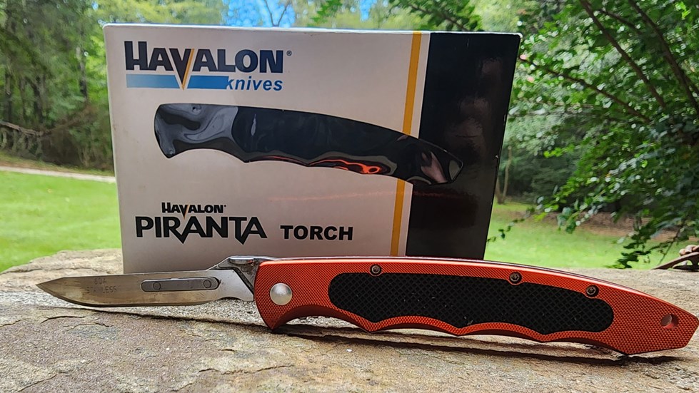 Replaceable blade skinning knives and hunting knives by Havalon Knives.  Blades